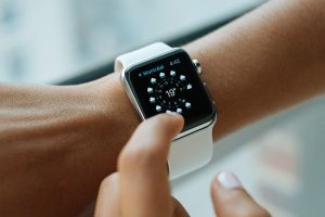montre connectée sur poignet de femme